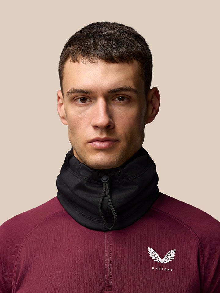 Active Snood in black worn around the neck by a model during training